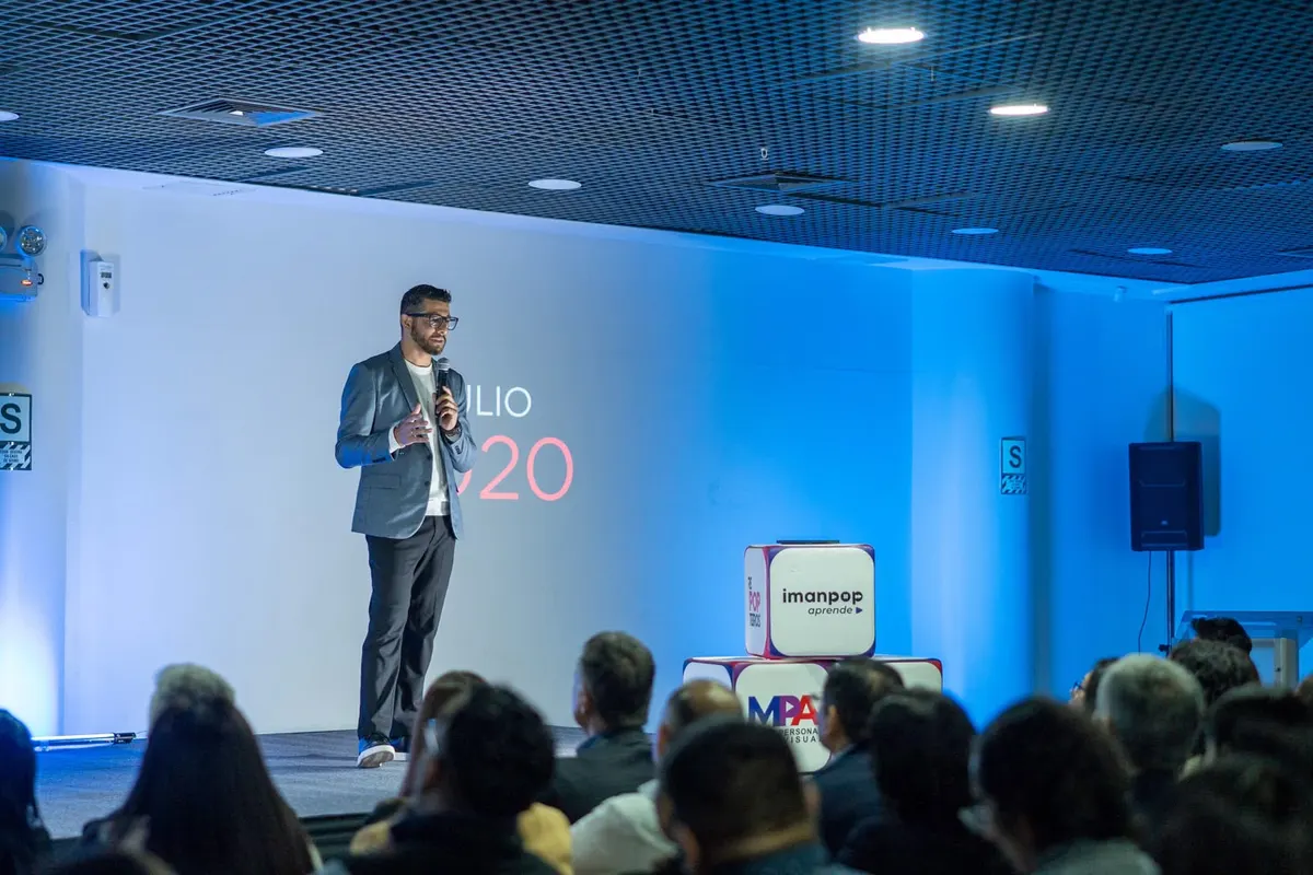 Juanjo Dongo en escenario junto a los cubos de Imanpop Aprende y MPA