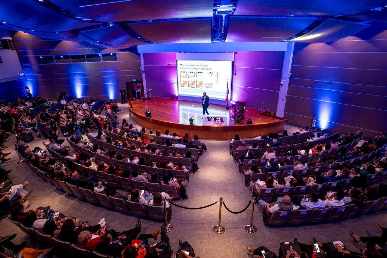 Juanjo Dongo dando una conferencia ante un auditorio lleno en InmoPerú Mujer