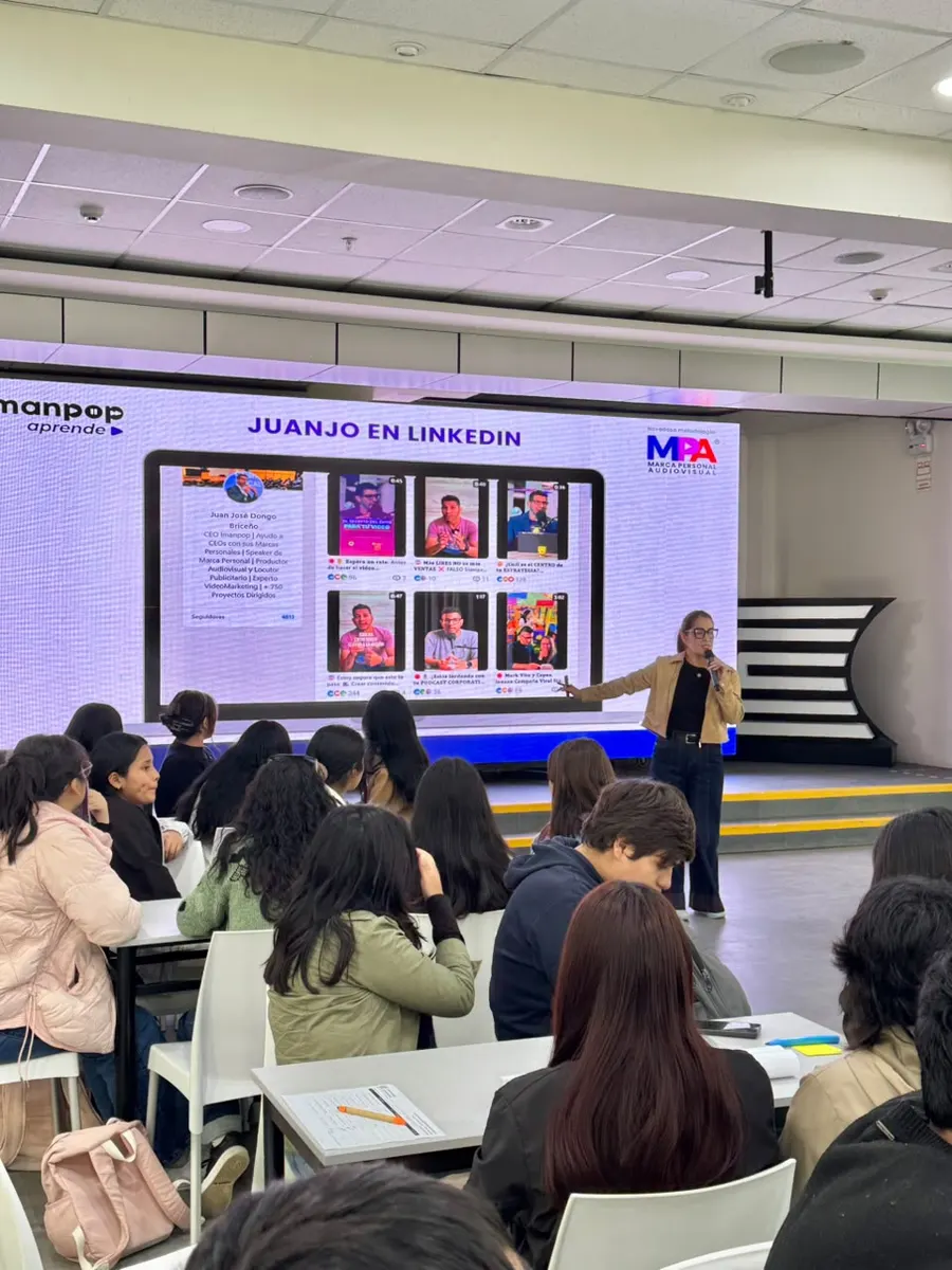 Lelia Orbegoso dictando un taller de marca personal a estudiantes
